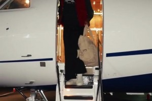 小贾伦·杰克逊飞抵盐湖城向球迷打招呼：非常兴奋来到这里！